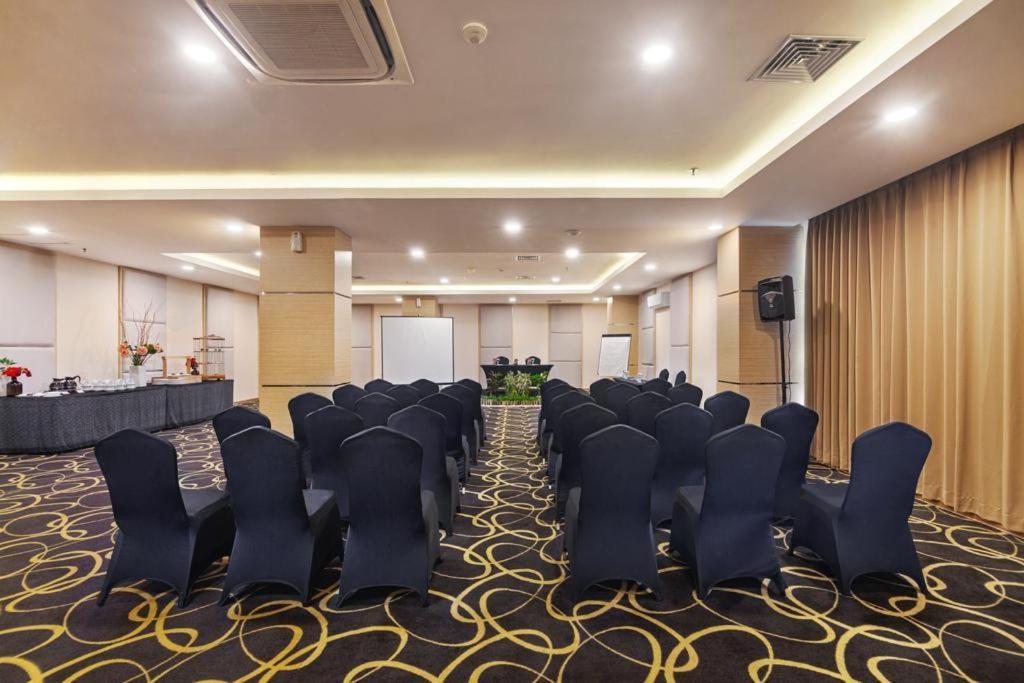 Quest Hotel Darmo - Surabaya By Aston Esterno foto