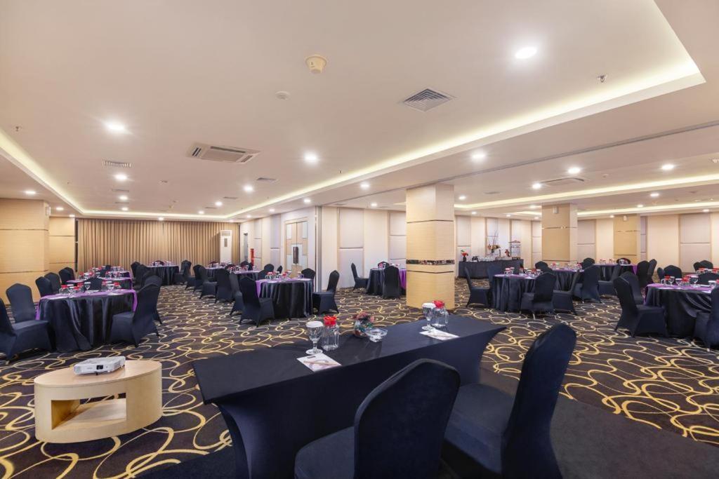 Quest Hotel Darmo - Surabaya By Aston Esterno foto